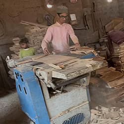 Gauging/Levelling of Planks to manufacture wood item.